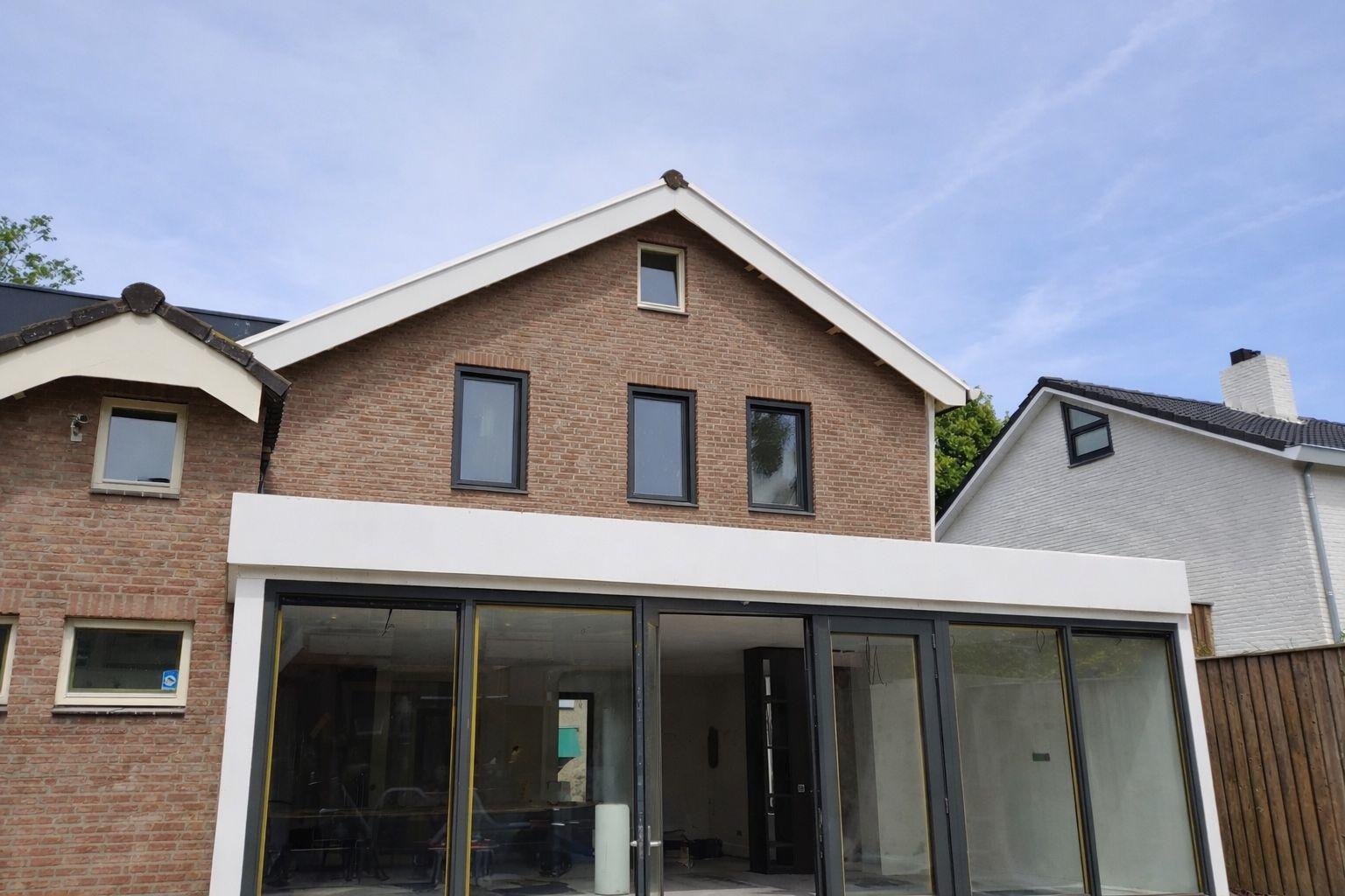 Voor: gevelrenovatie met Strikotherm — Van Geenen Timmerbedrijf